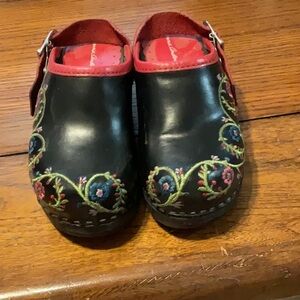 Gently use Hannah Anderson clogs size 28/10.5 US toddler girls